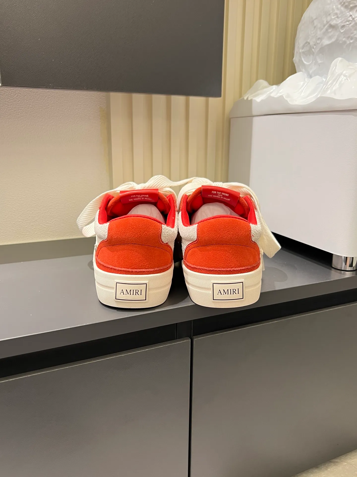 Men's shoes 💰p560 "AMIR*" new men's low-top casual sports sneakers bone shoes, another pair of irresistible bone shoes. Bone shoes are one of AMIRI's most popular items. Made of first-layer cowhide upper. The side bones are made of two cowhide laminations. It has a three-dimensional effect. The leather incisions are all oil-edged. Contrast color design. Simple style. Fashionable sports. Customized metal LOGO nameplate embellished with laces. Exclusive top-quality version. Supports contrast. Breathable mesh lining. The original rubber outsole is a must-have item for daily leisure. It is suitable for various occasions. If you pursue high quality, check it out. It is super cool on the feet and comes with a full set of original packaging! Size: 39-45!